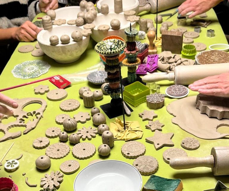 Hier entstehen Kerzenständer bei einem Töpferkurs von Erlebnislabor