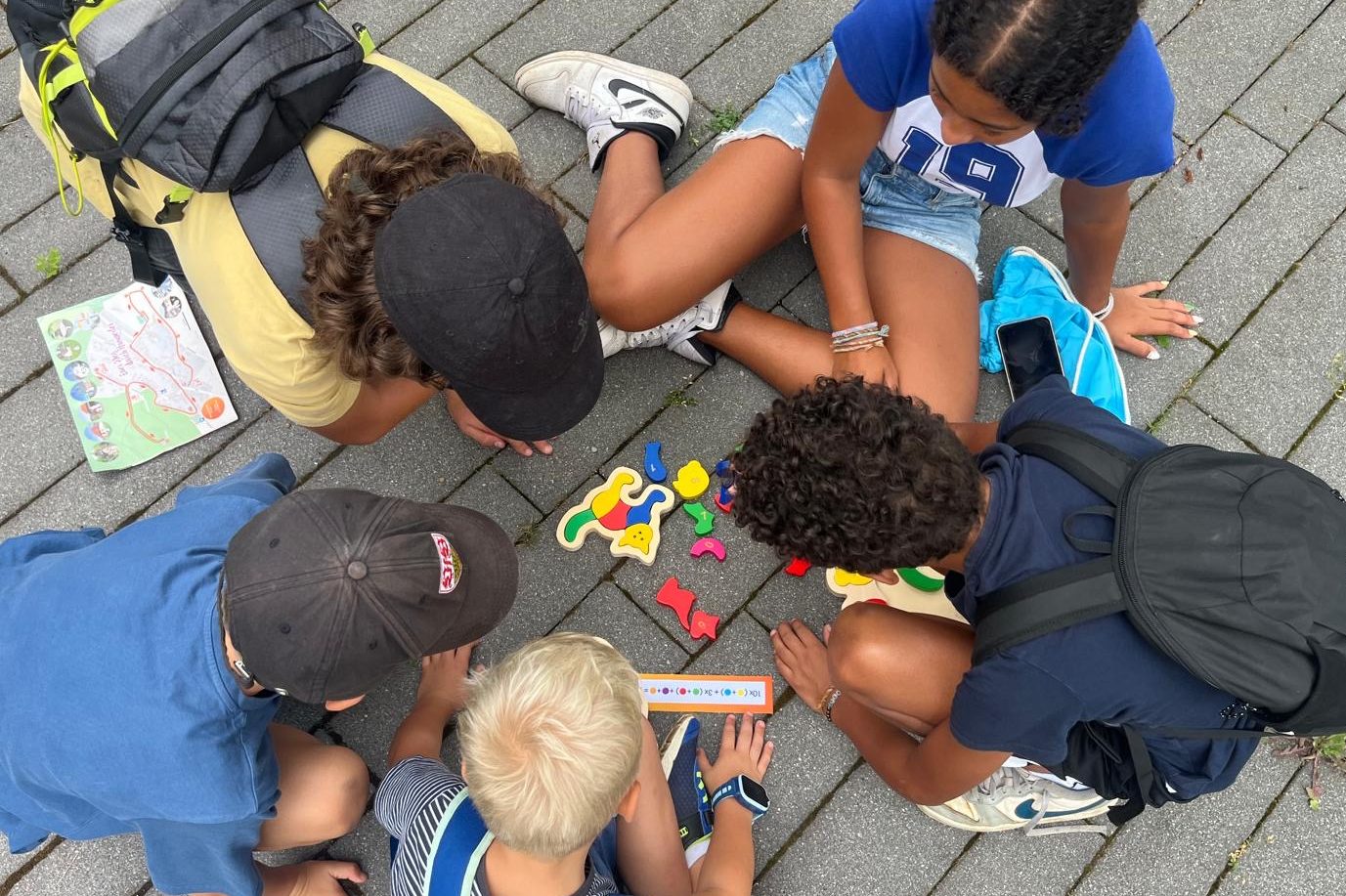 Eine Gruppe Kinder löst gemeinsam ein Rätsel bei einem Escape von Erlebnislabor